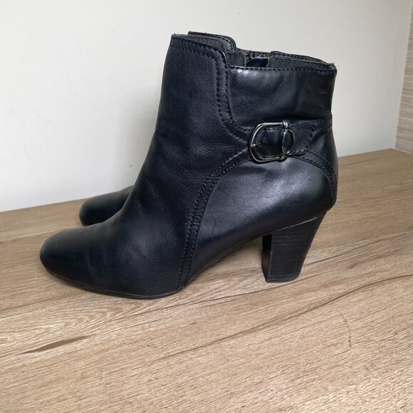 Women's Size 11 Clarks Black Leather Zip Up Heeled Ankle Bootie - Picture 5 of 10